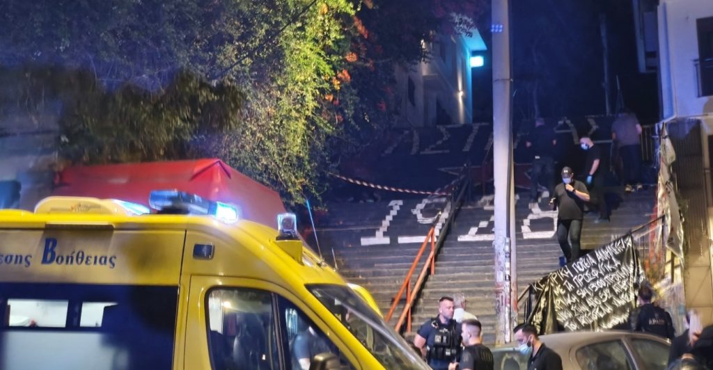 Δολοφονία στα Εξάρχεια: Συγκλονιστική εικόνα με τον σκύλο του θύματος, που δεν έφυγε από τον τόπο της δολοφονίας