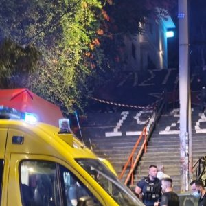 Δολοφονία στα Εξάρχεια: Συγκλονιστική εικόνα με τον σκύλο του θύματος, που δεν έφυγε από τον τόπο της δολοφονίας