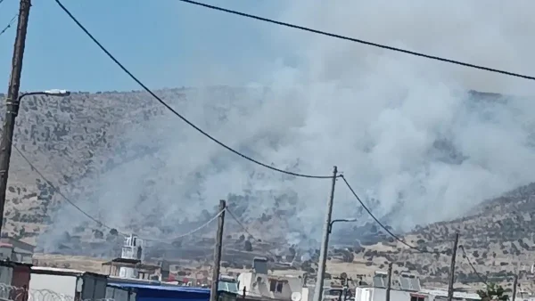 Φωτιά στον Ασπρόπυργο: Καίει σε χαμηλή βλάστηση, επιχειρούν εναέρια μέσα