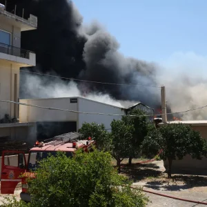 Σε σπίτια οι φλόγες από τη φωτιά στο Ηράκλειο Κρήτης, ξεκίνησε από εργοστάσιο ξυλείας -112 στους κατοίκους για τους καπνούς