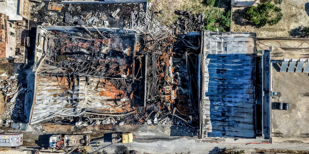 Σοκαριστικές εικόνες καταστροφής στο Ηράκλειο: Στάχτη και αποκαΐδια η αποθήκη ξυλείας, μεγάλες ζημιές σε γύρω σπίτια (ΦΩΤΟ)