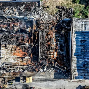 Σοκαριστικές εικόνες καταστροφής στο Ηράκλειο: Στάχτη και αποκαΐδια η αποθήκη ξυλείας, μεγάλες ζημιές σε γύρω σπίτια (ΦΩΤΟ)