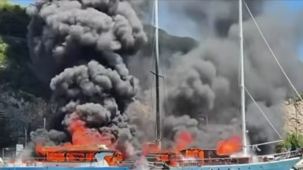 Παξοί: Συναγερμός στο λιμάνι για φωτιά σε τουριστικά σκάφη – Πυκνοί μαύροι καπνοί και μεγάλη κινητοποίηση της πυροσβεστικής