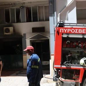 Διασωληνωμένος ο πολυεγκαυματίας μετά τη φωτιά σε ξενοδοχείο στην Ομόνοια από έκρηξη ηλεκτρικού πατινιού