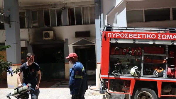 Διασωληνωμένος ο πολυεγκαυματίας μετά τη φωτιά σε ξενοδοχείο στην Ομόνοια από έκρηξη ηλεκτρικού πατινιού