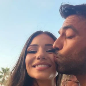 Ο Αντρέας Γεωργίου και η Σιμώνη Χριστοδούλου βάφτισαν την μικρή τους κόρη σε μία πανέμορφη τελετή