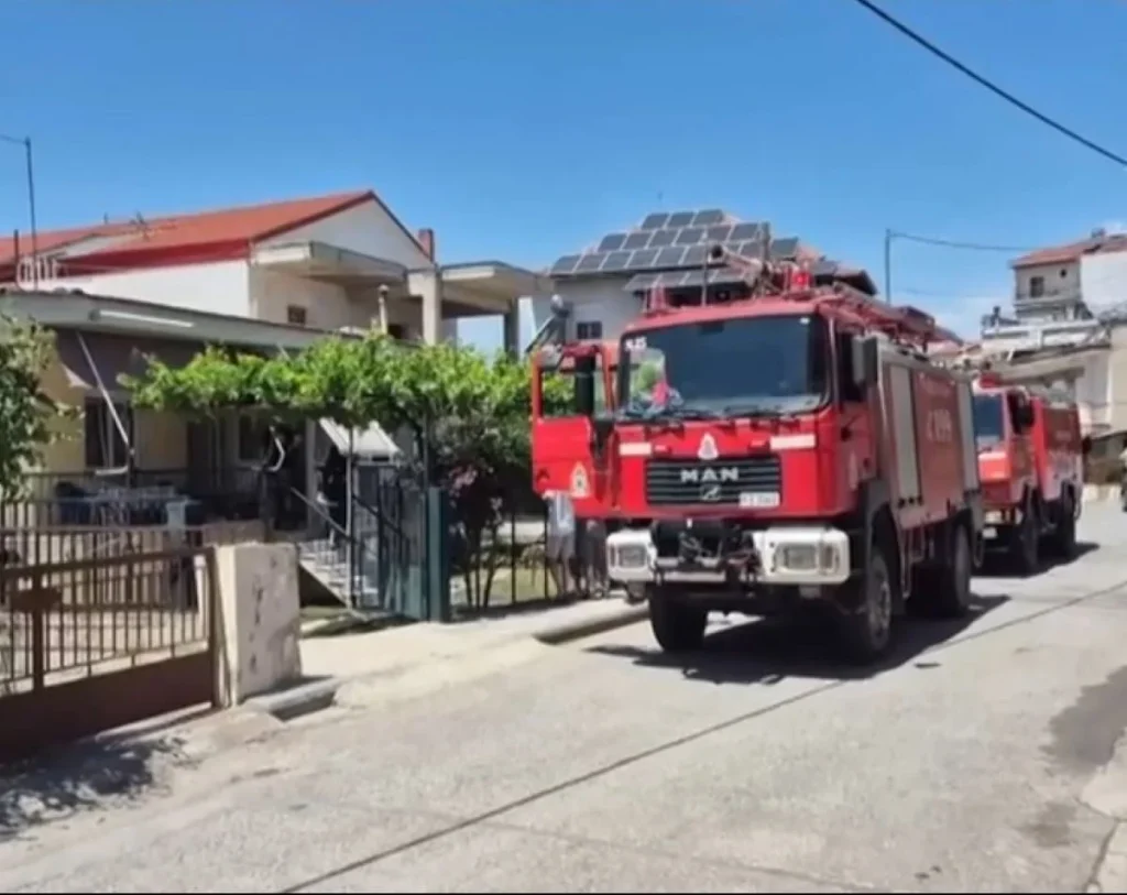 Γιαννιτσά: Ήρωας αστυνομικός έσωσε παιδιά από φλεγόμενο διαμέρισμα – Ήταν εκτός υπηρεσίας – ΒΙΝΤΕΟ