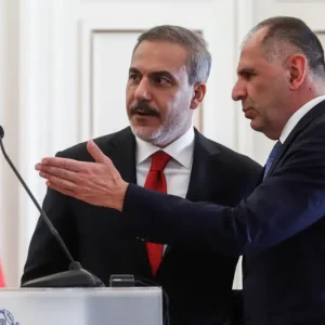 Ανοιχτό το ενδεχόμενο συνάντησης Γεραπετρίτη και Φιντάν: «Γαλάζια Πατρίδα», Αιγαίο και Κυπριακό στην ατζέντα