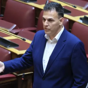 Καραμέρος στην έξοδο από τον ΣΥΡΙΖΑ: «Σκέφτομαι ανεξαρτητοποίηση ή παραίτηση»