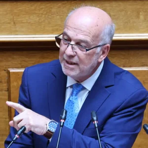 Φλωρίδης σε Ανδρουλάκη για τη Συνταγματική Αναθεώρηση: «Όποιος απέχει από την Ιστορία, θα βλέπει τη βελόνα να κουνιέται αλλά προς τα κάτω»
