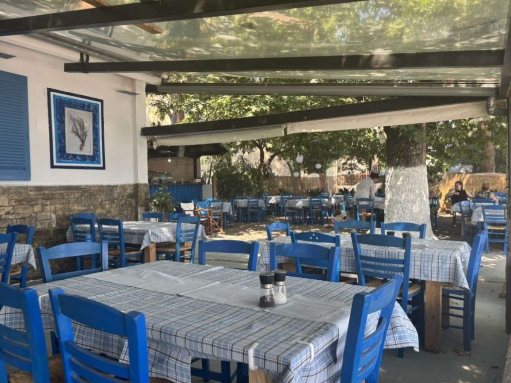 Ράχες: Στις «μπλε καρέκλες» για φρέσκο ψάρι, τσιπουράκι και βουτιές
