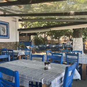 Ράχες: Στις «μπλε καρέκλες» για φρέσκο ψάρι, τσιπουράκι και βουτιές