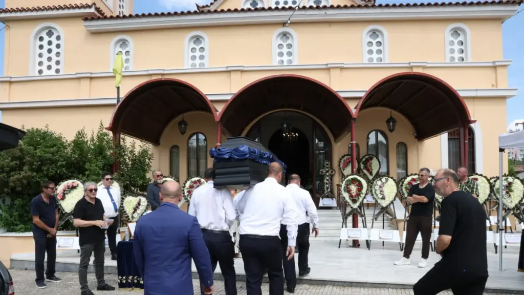 Τάκης Γκώνιας: Το τελευταίο «αντίο» στον σπουδαίο ποδοσφαιριστή – Στεφάνι από Βαγγέλη Μαρινάκη και ΠΑΕ Ολυμπιακός