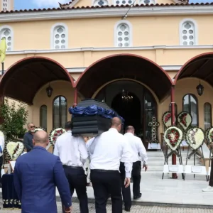 Τάκης Γκώνιας: Το τελευταίο «αντίο» στον σπουδαίο ποδοσφαιριστή – Στεφάνι από Βαγγέλη Μαρινάκη και ΠΑΕ Ολυμπιακός