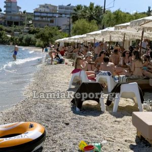 Έκλεψε ένα αυτοκίνητο, "μπούκαρε" σε σπίτι και μετά πήγε για μπάνιο στη Γλύφα - Τι τον "πρόδωσε" και βρέθηκε με χειροπέδες