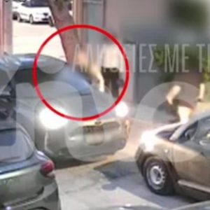 Βίντεο ντοκουμέντο: Άνδρας γρονθοκόπησε γυναίκα οδηγό για μία προτεραιότητα στο Ίλιον - Στο πίσω κάθισμα βρισκόταν το παιδί της
