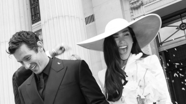 Οργή στο Παλέρμο για το γαμήλιο πάρτι της Dua Lipa: «Η πλατεία μας δεν είναι το σαλόνι σας – Η πόλη μας δεν είναι προς ενοικίαση»