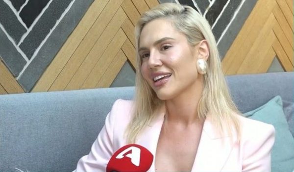Η Έλενα Τσαγκρινού για τη σχέση της με τον Λάμπρο Κωνσταντάρα: Το τραγούδι «καίγομαι» τα λέει όλα