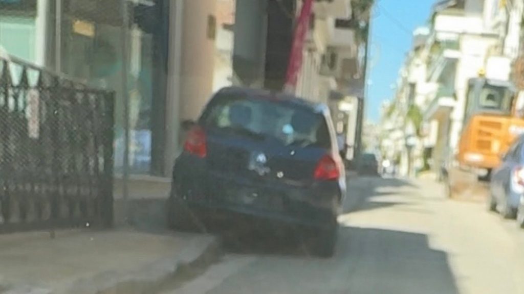 Παρατημένο αυτοκίνητο στο πεζοδρόμιο της οδού Έσλιν