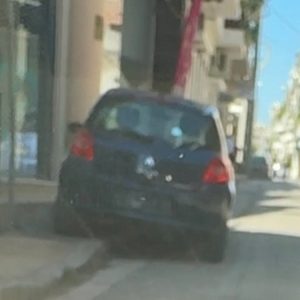Παρατημένο αυτοκίνητο στο πεζοδρόμιο της οδού Έσλιν