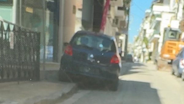 Παρατημένο αυτοκίνητο στο πεζοδρόμιο της οδού Έσλιν
