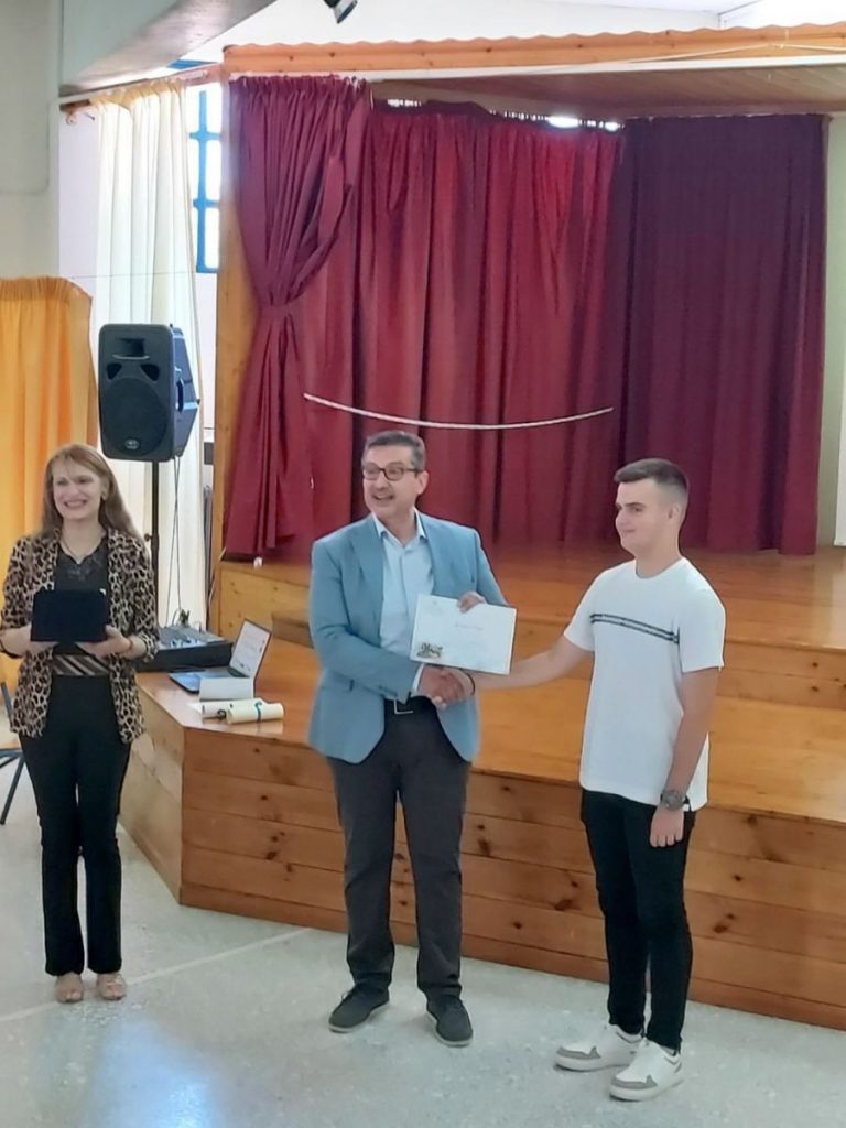 Βραβεύτηκε ο μαθητής που διακρίθηκε στο διαγωνισμό συγγραφής Σεναρίου Ταινίας από τη ΔΔΕ