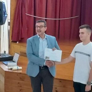 Βραβεύτηκε ο μαθητής που διακρίθηκε στο διαγωνισμό συγγραφής Σεναρίου Ταινίας από τη ΔΔΕ