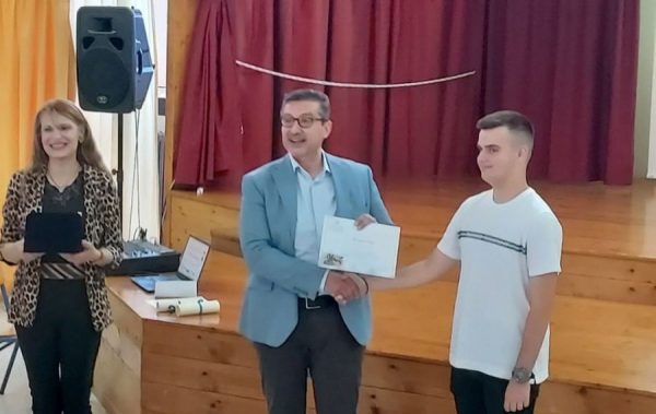Βραβεύτηκε ο μαθητής που διακρίθηκε στο διαγωνισμό συγγραφής Σεναρίου Ταινίας από τη ΔΔΕ