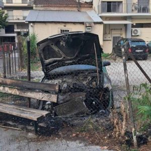 Στις φλόγες τυλίχτηκε τα ξημερώματα αυτοκίνητο σε κεντρικό πάρκινγκ των Τρικάλων