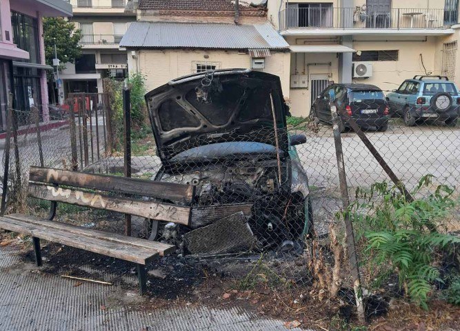 Στις φλόγες τυλίχτηκε τα ξημερώματα αυτοκίνητο σε κεντρικό πάρκινγκ των Τρικάλων
