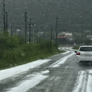Ιωάννινα: Έντονη κακοκαιρία με χαλάζι και ανέμους «χτύπησε» την περιοχή – Αυτοκίνητα καταστράφηκαν και κτίρια πλημμύρισαν