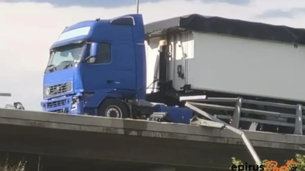 Νταλίκα ντελαπάρισε λόγω βροχής στην Εγνατία Οδό στα Γιάννενα – Διακοπή κυκλοφορίας στο ρεύμα προς Θεσσαλονίκη