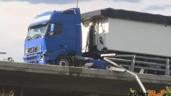 Νταλίκα ντελαπάρισε λόγω βροχής στην Εγνατία Οδό στα Γιάννενα – Διακοπή κυκλοφορίας στο ρεύμα προς Θεσσαλονίκη