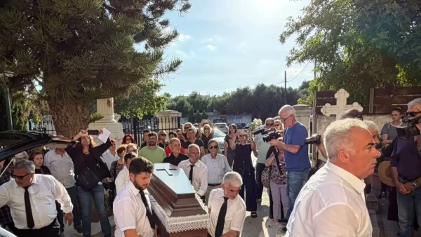 Γυναικοκτονία στην Καλαμάτα: Ράγισαν καρδιές στην κηδεία της 39χρονης μητέρας – Με λευκά λουλούδια την αποχαιρέτησαν φίλοι και συγγενείς