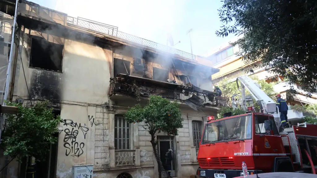 Πυρκαγιά στην Καλλιθέα: «Ευχαριστώ όλους τους γείτονες – Υπάρχει ακόμα ανθρωπιά», λέει η κόρη της 73χρονης που πήδηξε από το μπαλκόνι