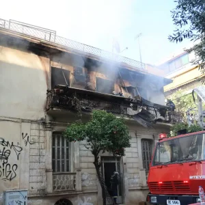 Πυρκαγιά στην Καλλιθέα: «Ευχαριστώ όλους τους γείτονες – Υπάρχει ακόμα ανθρωπιά», λέει η κόρη της 73χρονης που πήδηξε από το μπαλκόνι
