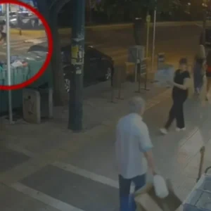 Βίντεο ντοκουμέντο από το δυστύχημα στην Καλλιθέα: Η στιγμή που η μηχανή παρασύρει την πεζή
