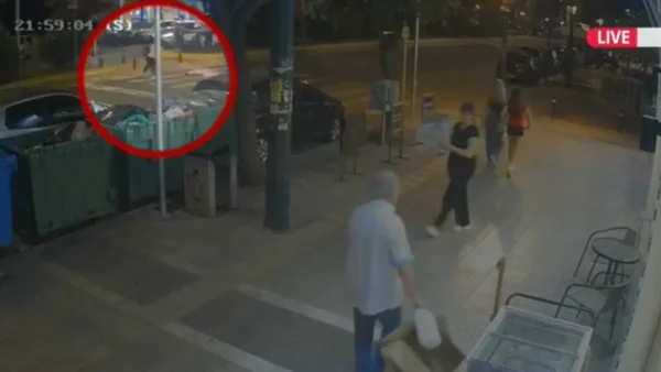 Βίντεο ντοκουμέντο από το δυστύχημα στην Καλλιθέα: Η στιγμή που η μηχανή παρασύρει την πεζή