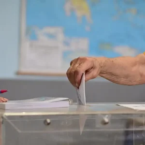 Δημοσκόπηση Interview: Ανεβαίνει η ΝΔ και η ΕΛΑΣ, στο 5,4% το κόμμα της Μαρίας Καρυστιανού – «Εξαφανισμένα» ΣΥΡΙΖΑ και Νέα Αριστερά