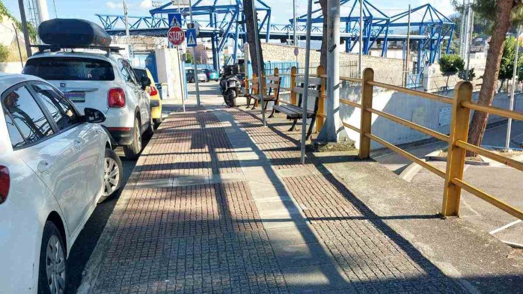 Ανάγκη για προστατευτικά κάγκελα στο Δημαρχείο επί της οδού Κωστή Παλαμά & Ερυθρού Σταυρού