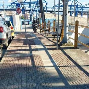 Ανάγκη για προστατευτικά κάγκελα στο Δημαρχείο επί της οδού Κωστή Παλαμά & Ερυθρού Σταυρού