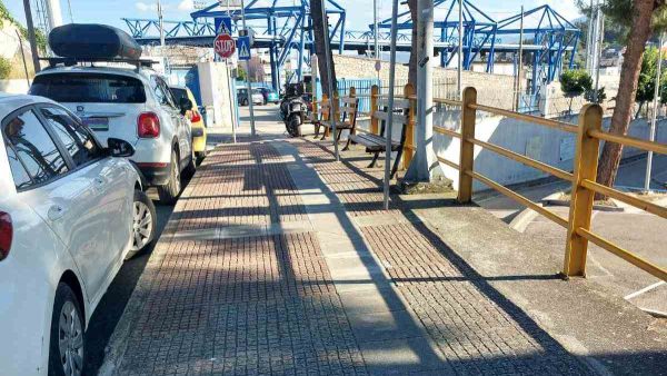 Ανάγκη για προστατευτικά κάγκελα στο Δημαρχείο επί της οδού Κωστή Παλαμά & Ερυθρού Σταυρού