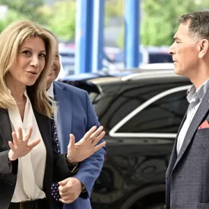 Καρυστιανού: Σε επιτυχημένο γιατρό, στέλεχος της «Ελπίδας για τη Δημοκρατία», ανήκει το θηριώδες μαύρο τζιπ που μετακινείται
