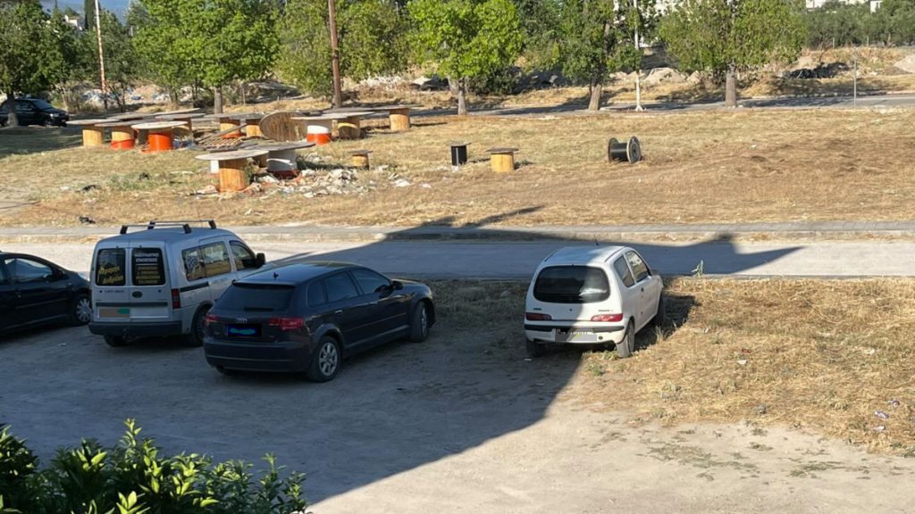 Παράτησαν τα καρούλια μέσα στο οικόπεδο του δήμου