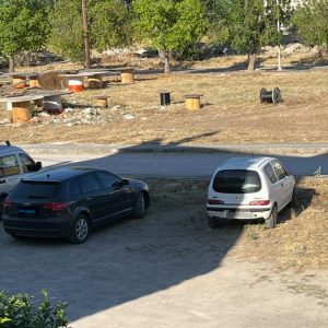Παράτησαν τα καρούλια μέσα στο οικόπεδο του δήμου