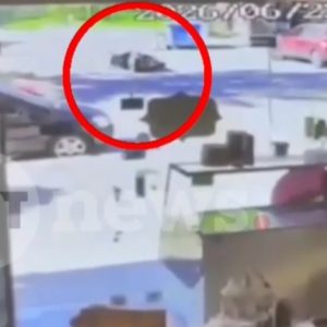 Κερατσίνι: Η στιγμή που η μοτοσικλέτα πέφτει σε σχολικό μετά από καταδίωξη που ξεκίνησε στα Μέγαρα