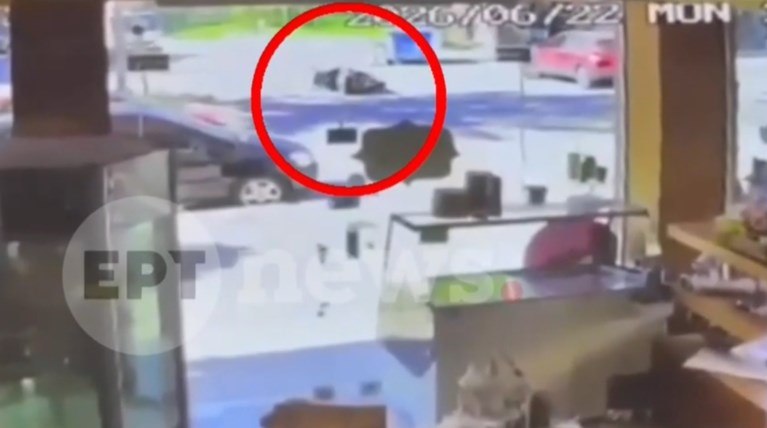 Κερατσίνι: Η στιγμή που η μοτοσικλέτα πέφτει σε σχολικό μετά από καταδίωξη που ξεκίνησε στα Μέγαρα