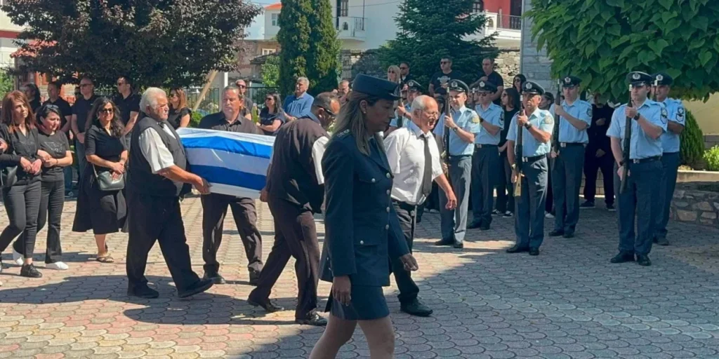 Σε κλίμα οδύνης η κηδεία της 45χρονης αστυνομικού στo Νευροκόπι -Τραγικές φιγούρες τα παιδιά της (BINTEO)