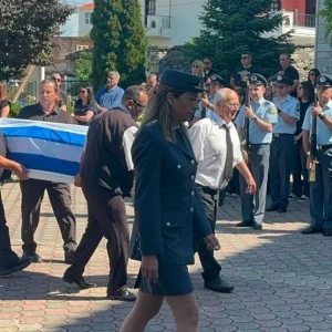 Σε κλίμα οδύνης η κηδεία της 45χρονης αστυνομικού στo Νευροκόπι -Τραγικές φιγούρες τα παιδιά της (BINTEO)
