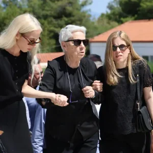 Συγκίνηση στην κηδεία του Γιώργου Σουφλιά - Στην εξόδιο ακολουθία ο Κυριάκος Μητσοτάκης
